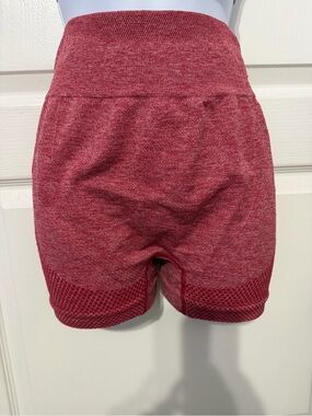 High-Waist Seamless Athletic Bike Shorts in Heather Raspberry